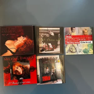 lot 10 : Mylène Farmer Avant que l ombre singles QI FTA Lamour nest rien Slipping Away